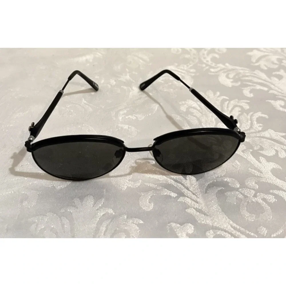 Disney‎ sunglasses feature Mickey Mouse silhouette on temple Black (Small/Kids)